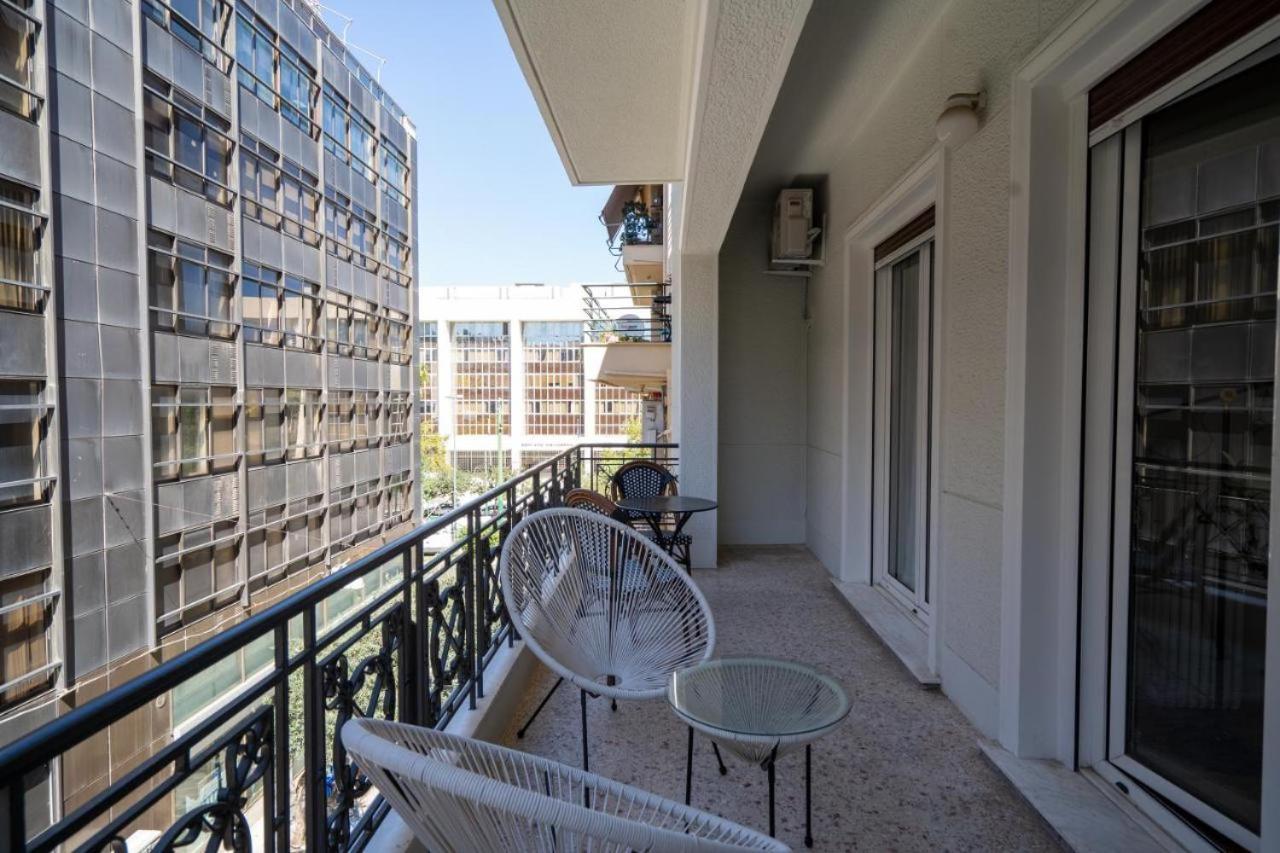 Vibrant Urban Getaway: Charming 2-Bedroom Near Bars, Parks, And Metro Athena Bagian luar foto