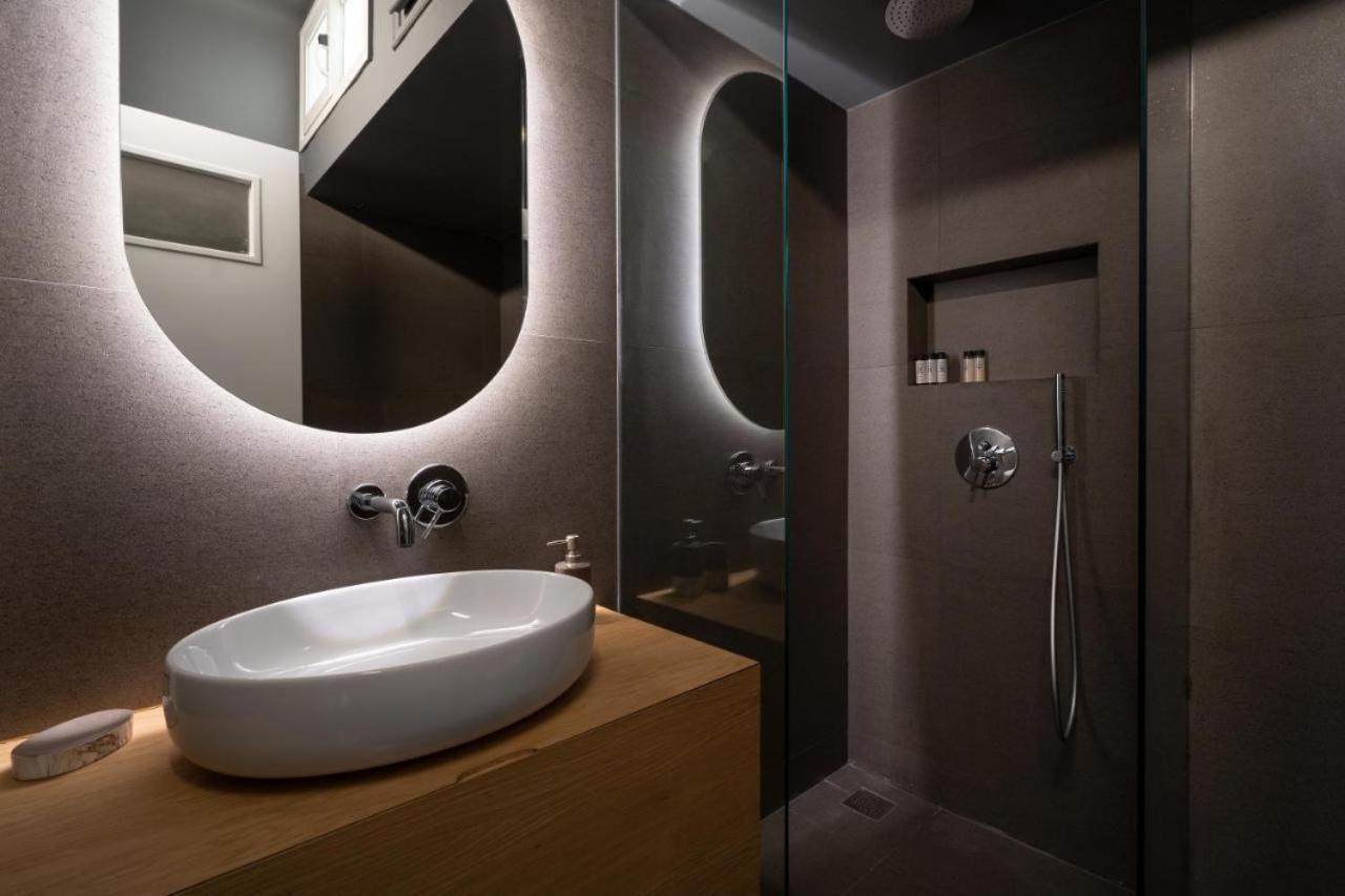 Vibrant Urban Getaway: Charming 2-Bedroom Near Bars, Parks, And Metro Athena Bagian luar foto