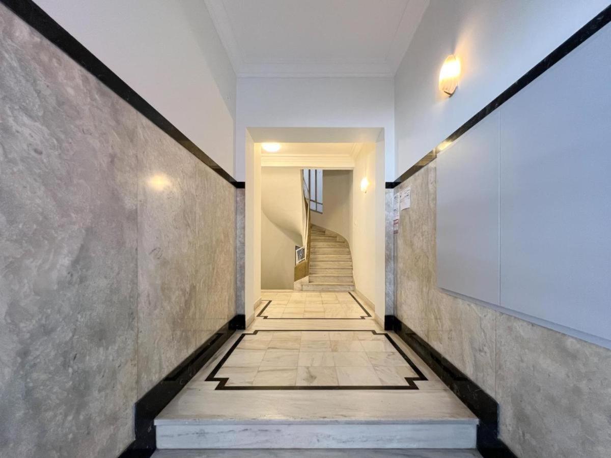 Vibrant Urban Getaway: Charming 2-Bedroom Near Bars, Parks, And Metro Athena Bagian luar foto