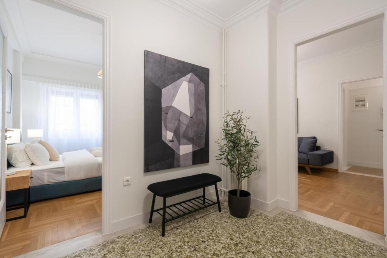Vibrant Urban Getaway: Charming 2-Bedroom Near Bars, Parks, And Metro Athena Bagian luar foto