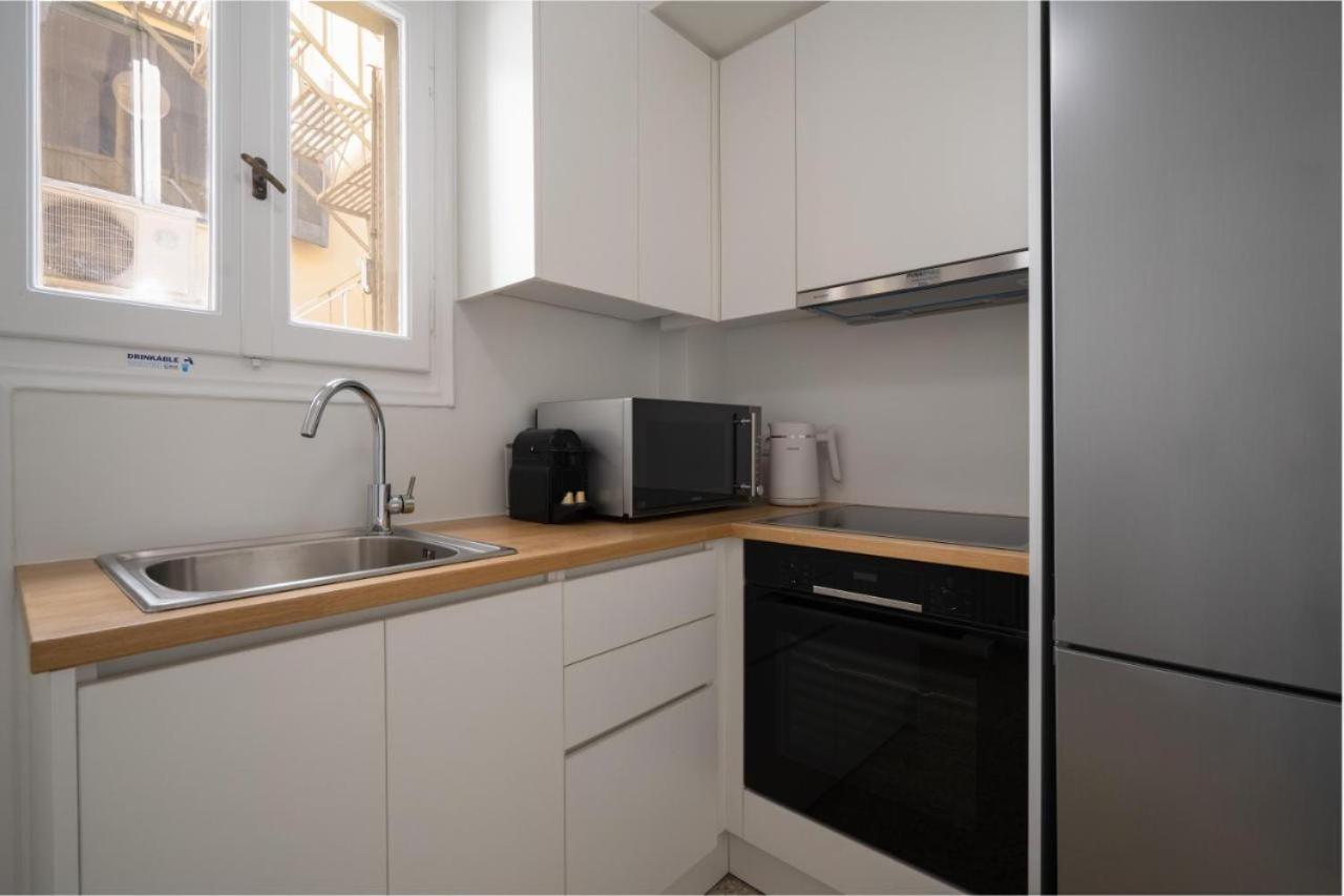Vibrant Urban Getaway: Charming 2-Bedroom Near Bars, Parks, And Metro Athena Bagian luar foto