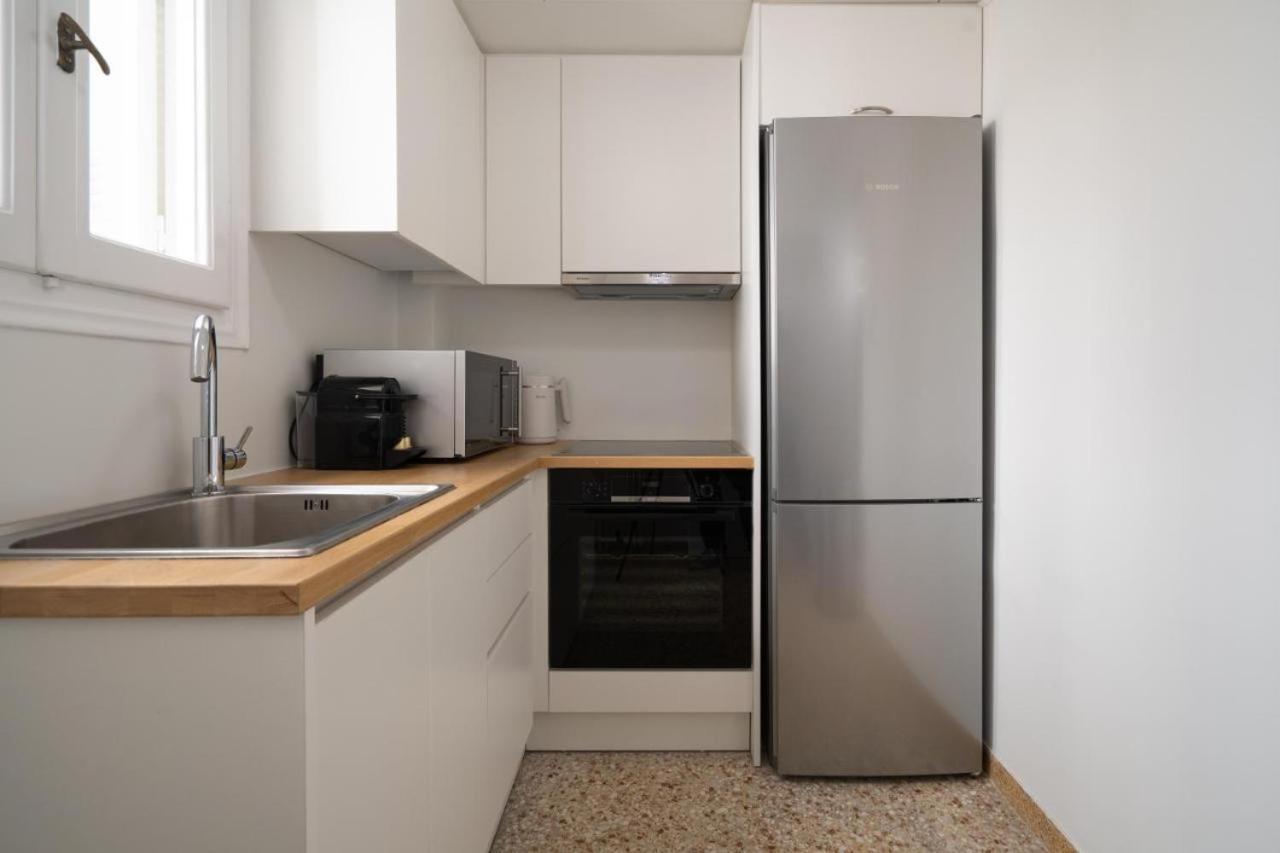 Vibrant Urban Getaway: Charming 2-Bedroom Near Bars, Parks, And Metro Athena Bagian luar foto